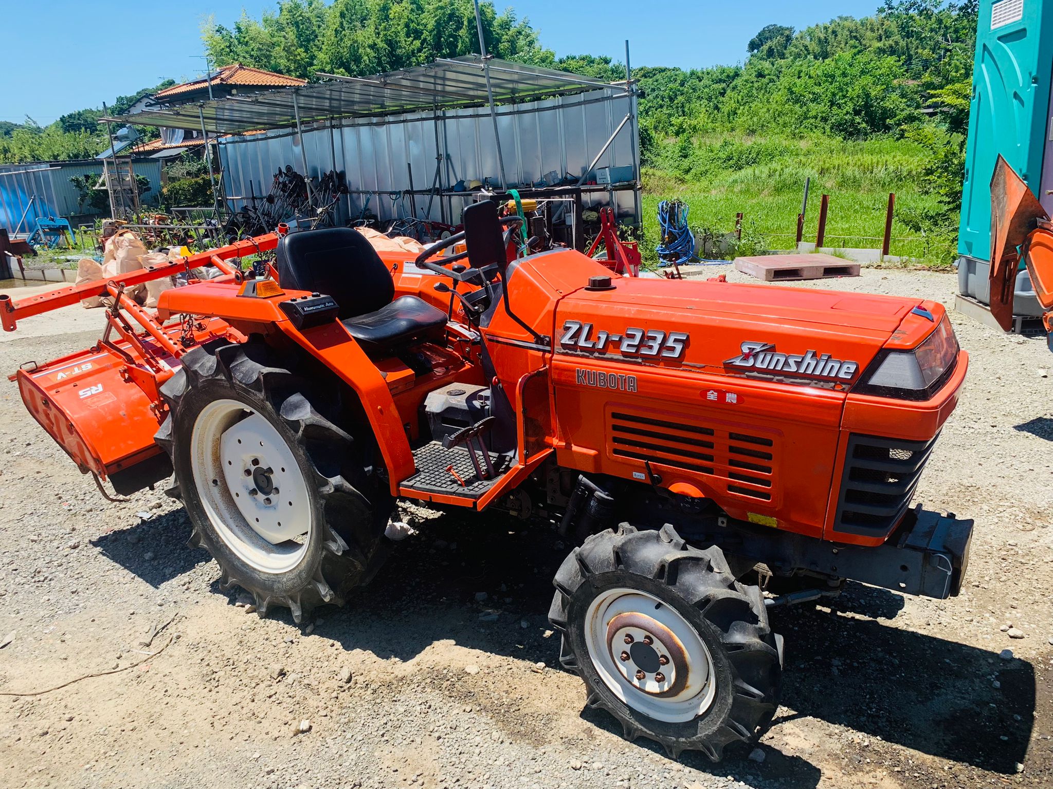 Kubota Tractor ZL1-235 2